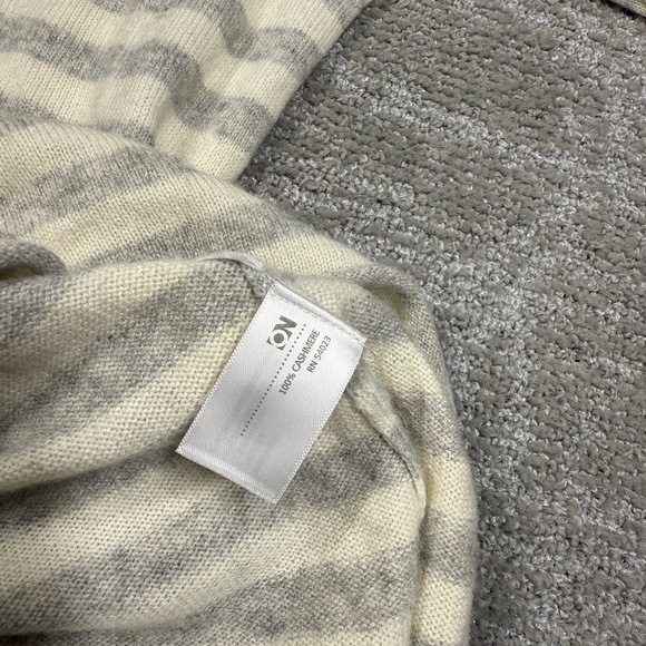 Old Navy Sweater Womens M Gray White Stripe 100% Cashmere Pullover Soft Cozy - Picture 4 of 5